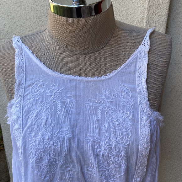 Free People Tops - Free People adorable, feminine short top/blouse w/ spaghetti straps.
